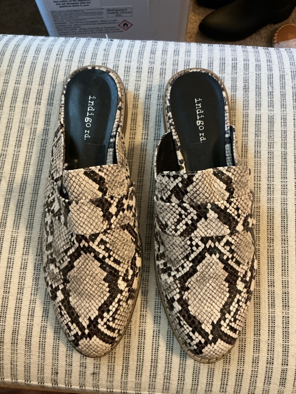 🌸INDIGO RD. Snakeskin print slip on loafers